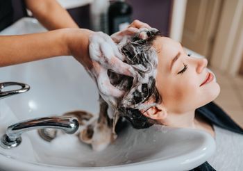 Szampon głęboko oczyszczający sprawdzi się w przypadku nadmiernego przetłuszczania się włosów i u osób stale używających mocnych kosmetyków do stylizacji.