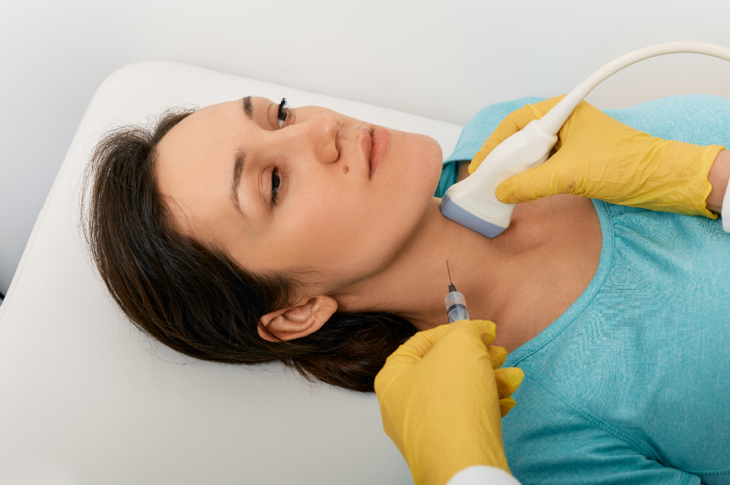 Biopsja tarczycy należy do badań inwazyjnych, przeprowadzanych w ramach diagnostyki nowotworowej. Rak tarczycy jest jednym z rzadziej występujących nowotworów i może przez wiele lat rozwijać się bezobjawowo. /Fot. Adobe Stock