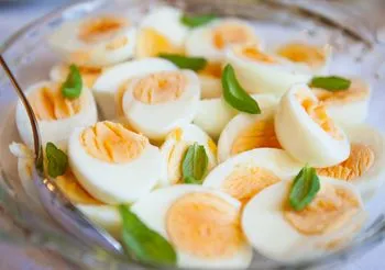 Jajka są przede wszystkim źródłem pełnowartościowego białka, łatwo przyswajalnego przez organizm