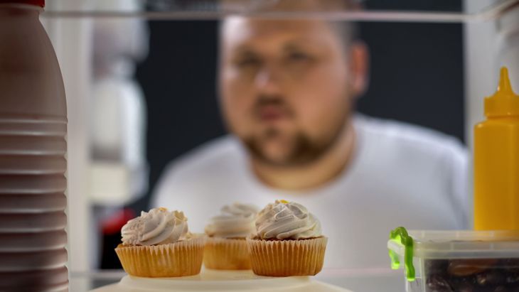 Uzależnienie od słodyczy to silna potrzeba jedzenia słodkich produktów i bardzo słaba kontrola ilości ich spożycia.