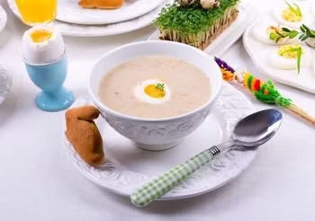 żurek z jajkiem na wielkanocnym stole