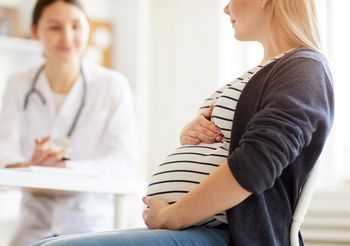 O tym, czy kobieta w ciąży może przyjmować żurawinę, powinien zdecydować ginekolog.