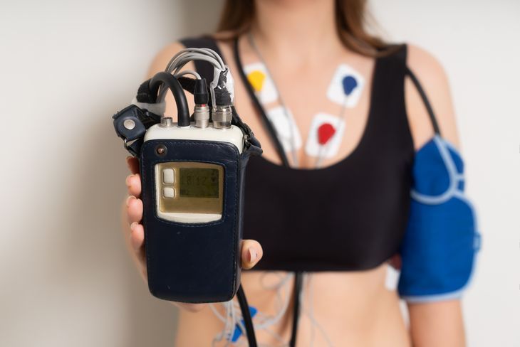 Holter EKG jest całkowicie bezbolesnym i nieinwazyjnym badaniem, które wykonuje się w celu wykrycia zaburzeń rytmu mięśnia sercowego. /Fot. Adobe Stock