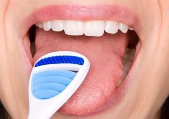 Nieswieży oddech może wynikać z niewłaściwej higieny jamy ustnej.