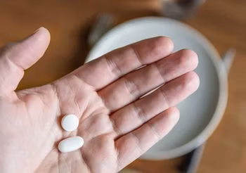Ibuprofen a paracetamol - czy te popularne leki przeciwbólowe można łączyć? Czym się różnią?