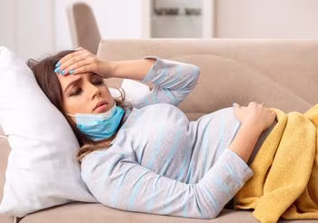 Grypa w okresie ciąży może mieć ostry przebieg i grozi powikłaniami dla matki i dziecka, dlatego leki na grypę w ciąży zawsze powinien zaproponować lekarz.