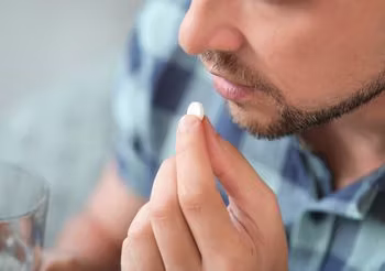 Przyjmując hydroksyzynę, nie można pić alkoholu.