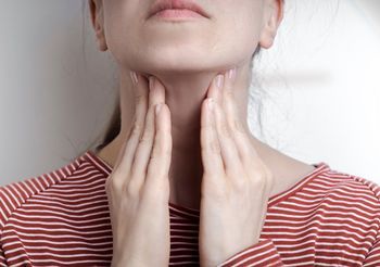 Mononukleoza w rozwiniętym stadium  charakteryzuje się m.in. powiększeniem węzłów chłonnych, zapaleniem gardła, utrzymywaniem się wysokiej gorączki (w okolicach 38,5°-40°C).