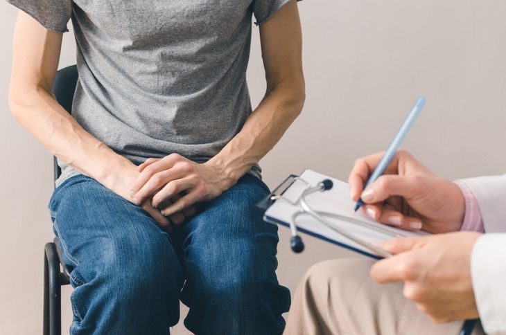 Białe kropki na penisie mogą zwiastować chorobę, np. grzybicę penisa, dlatego każdy niepokojący wykwit należy skonsultować z dermatologiem. Fot. Adobe Stock.