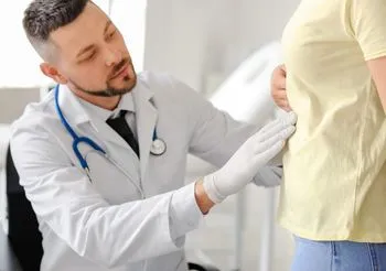 Zalegająca w żołądku żółć może powodować silne bóle w nadbrzuszu (szczególnie w okolicy prawego górnego kwadrantu).