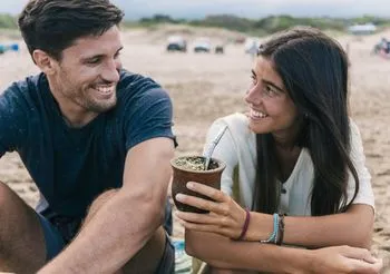 Picie yerba mate to zgodnie z tradycją ważny element spotkań towarzyskich, dlatego nie powinno się odbywać w samotności.