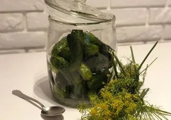 Ogórki małosolne w słoju