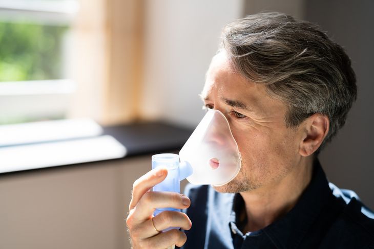 Grafika przedstawia inhalacje chorego na obturacyjną chorobę płuc