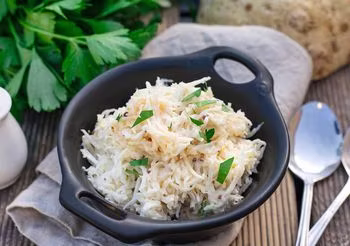 Alergia na seler należy do najczęstszych alergii pokarmowych u dorosłych i dzieci. 