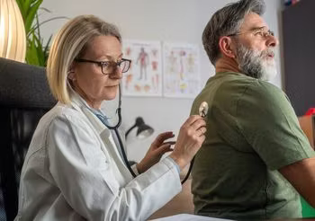 Jeśli kaszel palacza trwa dłużej niż 2 miesiące, trzeba pójść do lekarza. Może być bowiem objawem wielu chorób, jak astma, gruźlica czy rak płuc.