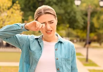 W czerwcu intensywnie pylą trawy, w tym żyto zwyczajne (tak, tak, zboża należą do gatunku traw). Nadal trwa produkcja pyłku przez sosnę, babkę i szczaw. Fot. Adobe Stock.