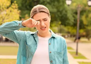 W czerwcu intensywnie pylą trawy, w tym żyto zwyczajne (tak, tak, zboża należą do gatunku traw). Nadal trwa produkcja pyłku przez sosnę, babkę i szczaw. Fot. Adobe Stock.