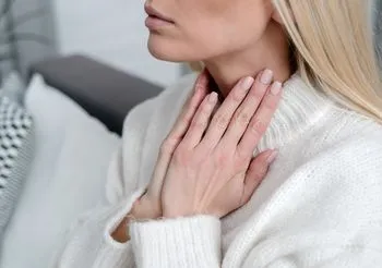 Suchość w gardle może wynikać z czynników środowiskowych / Fot. Adobe Stock