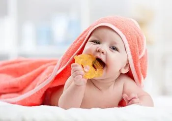 Małe dziecko z gryzakiem