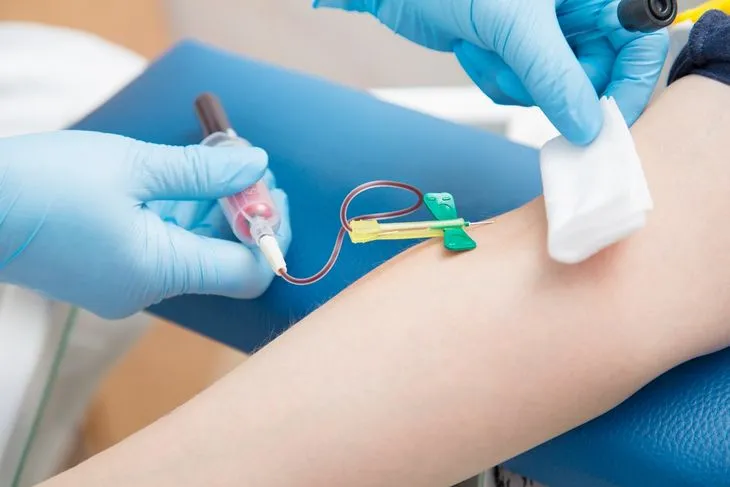 Otrzymane wyniki poziomu androstendionu mogą się różnić w zależności od płci, a w przypadku kobiet, również w zależności od wieku / Fot. Adobe Stock