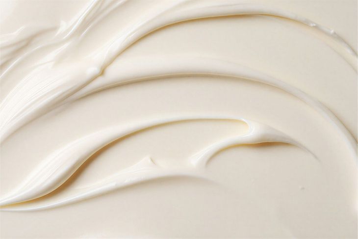 Cetyl Hydroxyethylcellulose służy jako zagęstnik kremów, ma postać białego lub kremowego proszku.