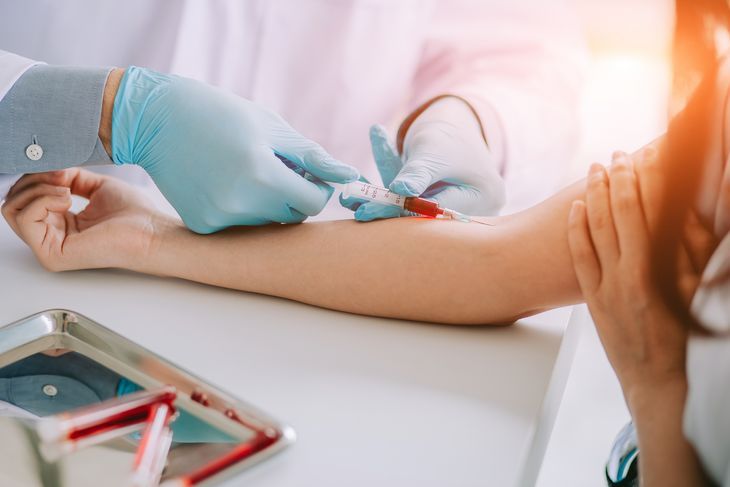 Wysoki poziom homocysteiny (hiperhomocysteinemia, czyli norma homocysteiny powyżej 15 μmol/l) to większe ryzyko takich dolegliwości, jak: miażdżyca, zakrzepica, zawał serca, udar / Fot. Adobe Stock