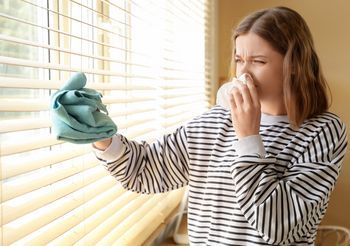 Jeśli regularnie kichamy podczas sprzątania, może to być sygnałem alergii na roztocza.