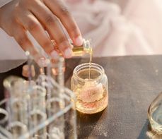 Benzyl Benzoate (benzoesan benzylu) – właściwości, zastosowanie i bezpieczeństwo