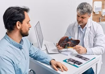 Pacjent na ogół nie odczuwa powiększenia wątroby, zaniepokoić go mogą objawy takie jak uczucie pełności w brzuchu, bóle brzucha, żółtaczka.