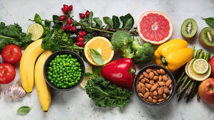 Bogatsze źródła witaminy C na przeziębienie to owoce dzikiej róży, owoc rokitnika, czarne porzeczki, natka pietruszki, czerwona papryka. Fot. Adobe Stock.