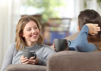 Dwie kobiety siedzące na kanapie i rozmawiające