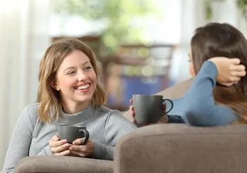 Dwie kobiety siedzące na kanapie i rozmawiające