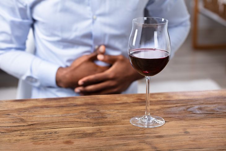 Ból brzucha po alkoholu może pojawić się w wyniku drażniącego działania etanolu na błonę śluzową przewodu pokarmowego.