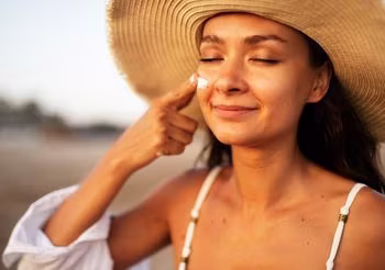 Stosowanie kremów z wysokim SPF, np. SPF 50, pozwala chronić skórę przed oparzeniami słonecznymi i zmniejszyć ryzyko rozwoju raka skóry.