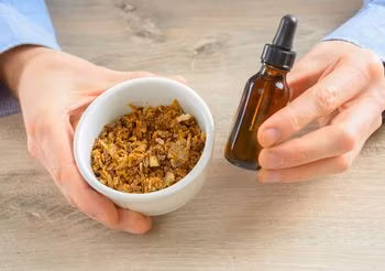 Propolis, inaczej kit pszczeli, ma liczne właściwości prozdrowotne / Fot. Adobe Stock