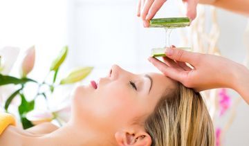 Jak radzić sobie z suchą skórą głowy? Naturalne metody, przepisy i kosmetyczne sztuczki