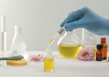 PEG-100 Stearate stabilizuje produkty i zapobiega rozwarstwianiu się kosmetyków.