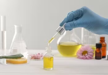 PEG-100 Stearate stabilizuje produkty i zapobiega rozwarstwianiu się kosmetyków.