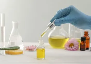 PEG-100 Stearate stabilizuje produkty i zapobiega rozwarstwianiu się kosmetyków.