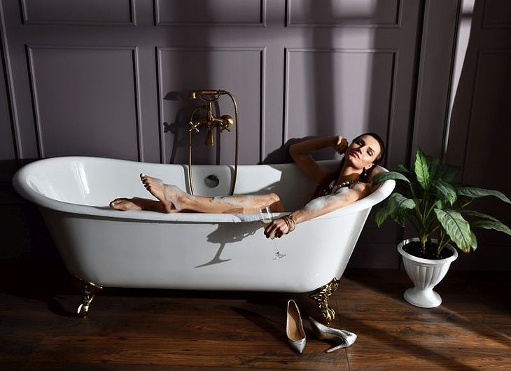 Młoda kobieta leży w kąpieli w wannie