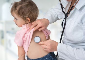 Bakteria Mycoplasma pneumoniae wywołuje infekcje górnych dróg oddechowych, zakażają się głównie dzieci.