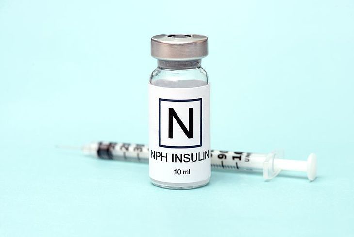 fiolka z insuliną NPH i strzykawka insulinówka