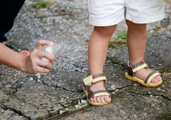 Wybierając środek na komary dla dzieci, powinniśmy sprawdzić, jaką substancję czynną zawiera - możliwość ich stosowania zależy od wieku dziecka.