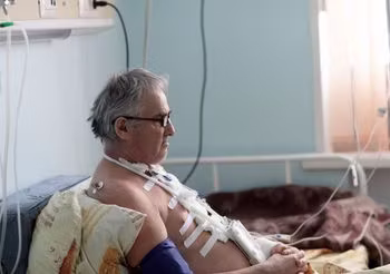starszy mężczyzna po operacji serca leży w szpitalu