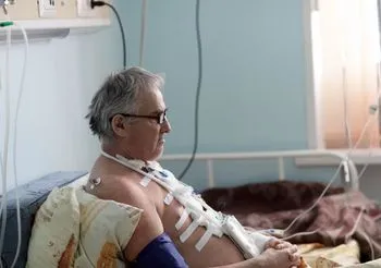 starszy mężczyzna po operacji serca leży w szpitalu