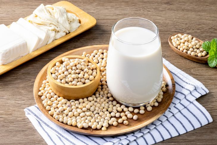 Alergia na soję wymaga wykluczenia z diety soi, tofu, mleka sojowego. 