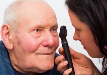 kobieta bada wzrok straszego mężczyzny