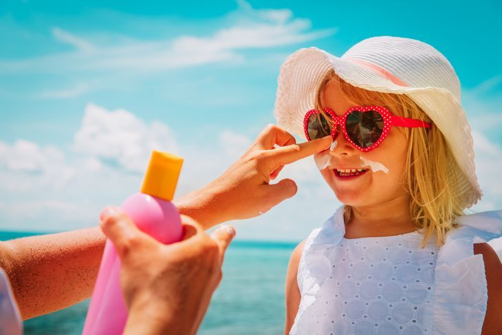 Krem z filtrem SPF 50 do twarzy chroni także skórę dziecka.