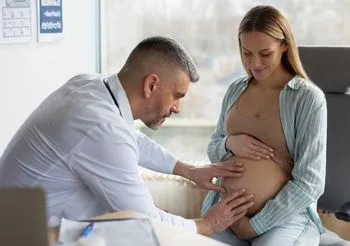 W 27. tygodniu ciąży podczas wizyty u lekarza prowadzącego ciążę wykonane zostaną standardowe badania: ginekologiczne, pomiar ciśnienia i przyrostu masy ciała matki.