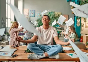 Jak się uspokoić? Jednym ze sposobów jest medytacja, stosowana nie tylko dla rozładowania stresu, lecz także by poprawić koncentrację.